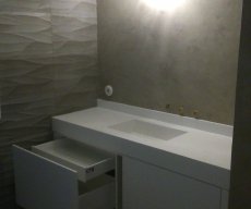 Salle de bain en résine blanche