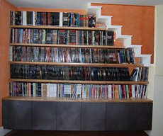 Bibliothèque sous escalier