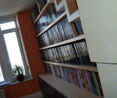 Bibliothèque sous escalier