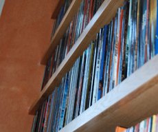 Bibliothèque sous escalier