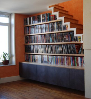 Bibliothèque sous escalier